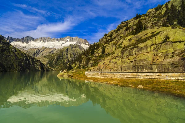 Идиллический летний пейзаж с чистым горным озером в Альпах — стоковое фото
