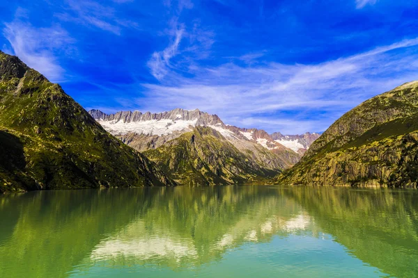 Paisaje idílico de verano con lago claro de montaña en los Alpes — Foto de Stock