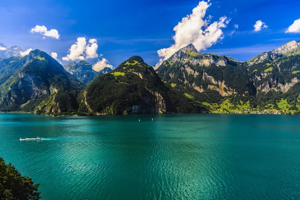 Idyllic summer landscape with clear mountain lake in the Alps — Stock Photo, Image