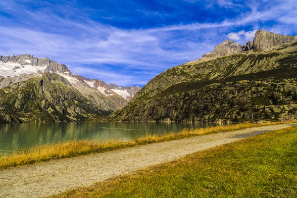 Idylické letní krajina s vymazat horské jezero v Alpách — Stock fotografie
