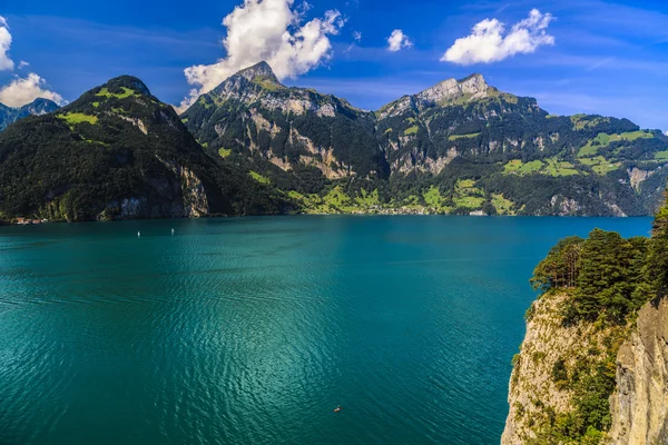 Идиллический летний пейзаж с чистым горным озером в Альпах — стоковое фото