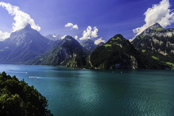 Idyllic summer landscape with clear mountain lake in the Alps — Stock Photo, Image