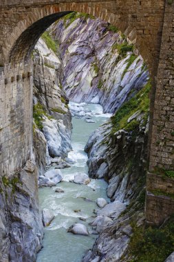bir güzel dağ nehir Alpleri'nde ile manzara
