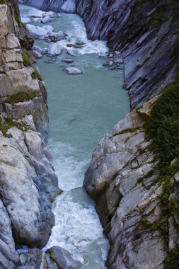 bir güzel dağ nehir Alpleri'nde ile manzara