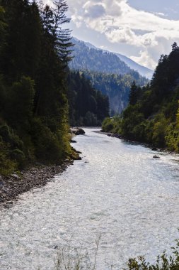 bir güzel dağ nehir Alpleri'nde ile manzara