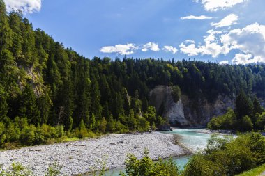 bir güzel dağ nehir Alpleri'nde ile manzara