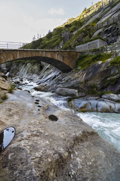 Krajobraz z rzeką pięknej górskiej w Alpach — Zdjęcie stockowe