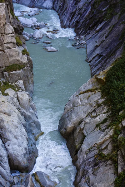 Landschaft mit einem schönen Gebirgsfluss in den Alpen — Stockfoto