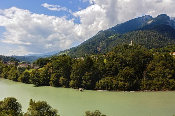 Krajina s řekou krásné hory v Alpách — Stock fotografie