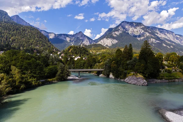 Krajina s řekou krásné hory v Alpách — Stock fotografie