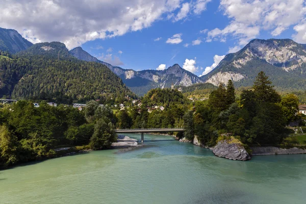 Krajina s řekou krásné hory v Alpách — Stock fotografie