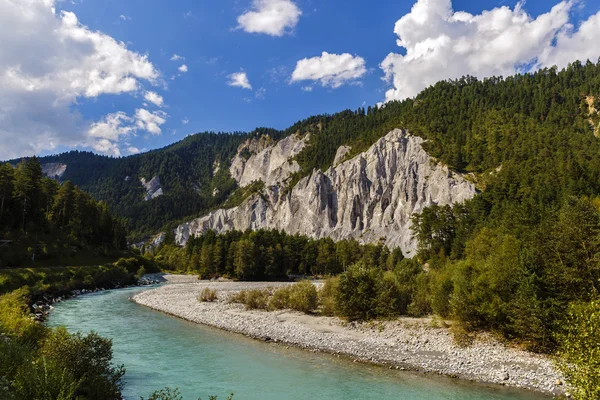 bir güzel dağ nehir Alpleri'nde ile manzara