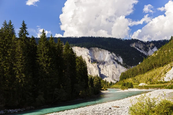 Krajina s řekou krásné hory v Alpách — Stock fotografie