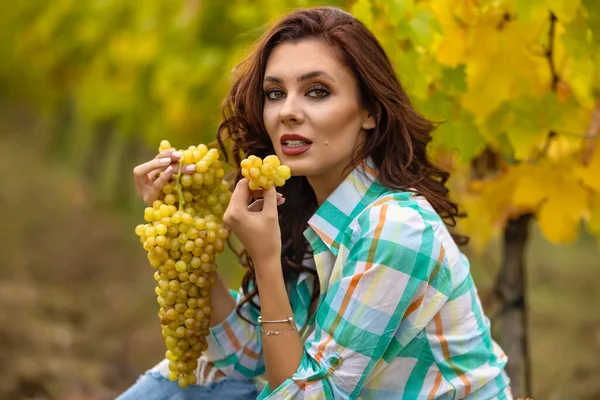 Hübsche Junge Frau Beim Traubenessen Weinberg Hübsche Frau Weinberg — Stockfoto