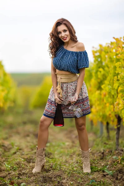 Eine Schöne Frau Mit Zwei Gläsern Und Einer Flasche Rotwein — Stockfoto