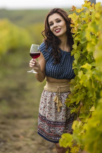 Красивая Женщина Бокалом Красного Вина Винограднике Осенний День — стоковое фото
