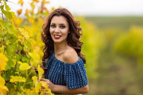 Eine Schöne Frau Mit Einem Glas Rotwein Weinberg Einem Herbsttag — Stockfoto