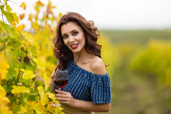 Eine Schöne Frau Mit Einem Glas Rotwein Weinberg Einem Herbsttag — Stockfoto