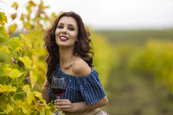 Beautiful Woman Glass Red Wine Vineyard Autumn Day — Stock Photo, Image