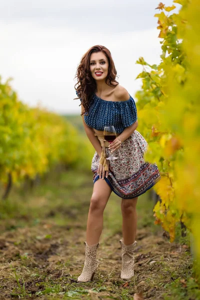 Vacker Kvinna Med Ett Glas Rött Vin Vingården Höstdagen — Stockfoto