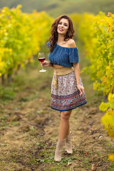 Eine Schöne Frau Mit Einem Glas Rotwein Weinberg Einem Herbsttag — Stockfoto