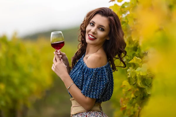 Una Bella Donna Con Bicchiere Vino Rosso Vigna Nella Giornata — Foto Stock