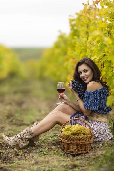 Una Hermosa Mujer Con Una Copa Vino Tinto Viñedo Día —  Fotos de Stock