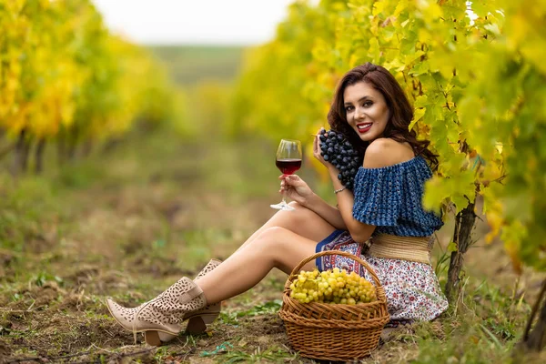 Una Hermosa Mujer Con Una Copa Vino Tinto Viñedo Día —  Fotos de Stock