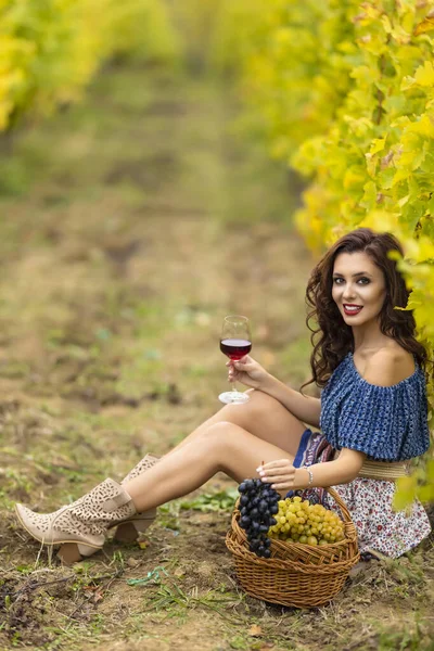 Eine Schöne Frau Mit Einem Glas Rotwein Weinberg Einem Herbsttag — Stockfoto