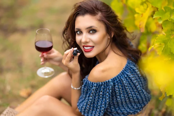 Beautiful Woman Glass Red Wine Vineyard Autumn Day — Stock Photo, Image