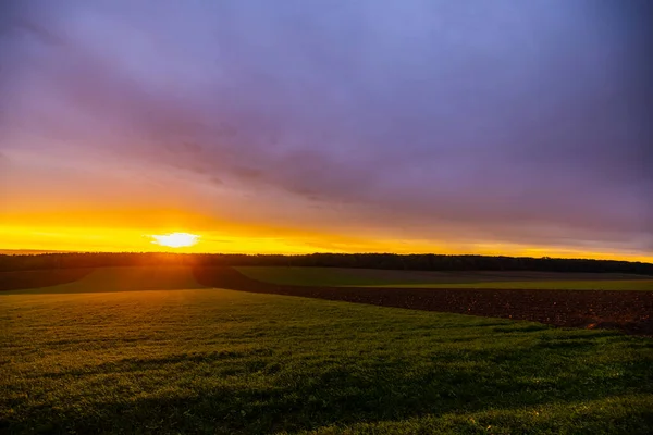 秋には農地の上に夕日が沈む風景 — ストック写真