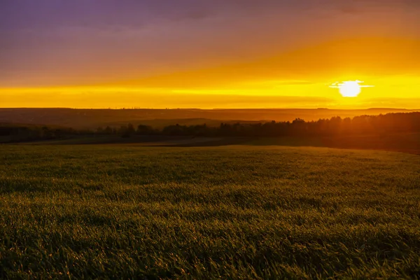 秋には農地の上に夕日が沈む風景 — ストック写真