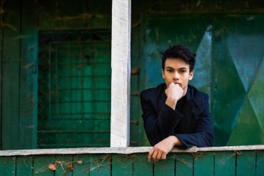 Sonbahar ormanında yakışıklı bir genç adamla portre, moda konsepti..