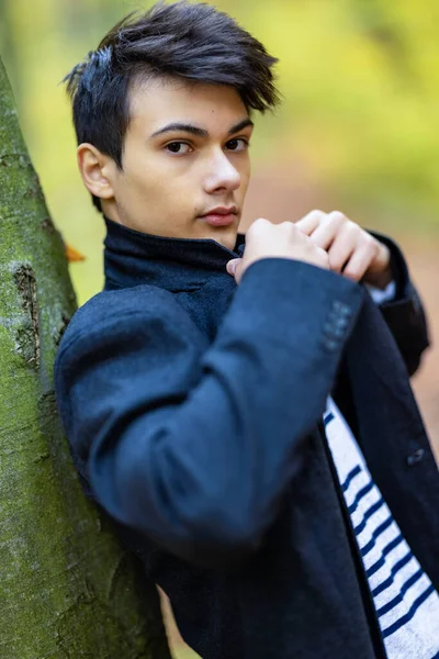 Retrato Com Jovem Bonito Floresta Outono Conceito Moda — Fotografia de Stock