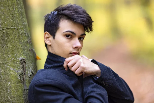 Sonbahar Ormanında Yakışıklı Bir Genç Adamla Portre Moda Konsepti — Stok fotoğraf