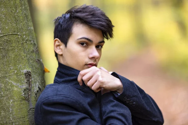 Retrato Com Jovem Bonito Floresta Outono Conceito Moda — Fotografia de Stock