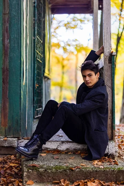 Sonbahar ormanında yakışıklı bir genç adamla portre, moda konsepti..