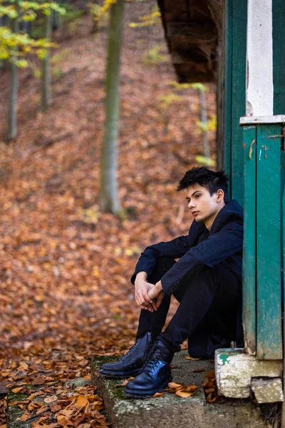 Sonbahar ormanında yakışıklı bir genç adamla portre, moda konsepti..