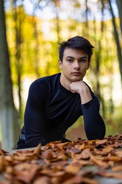 Retrato Com Jovem Bonito Floresta Outono Conceito Moda — Fotografia de Stock