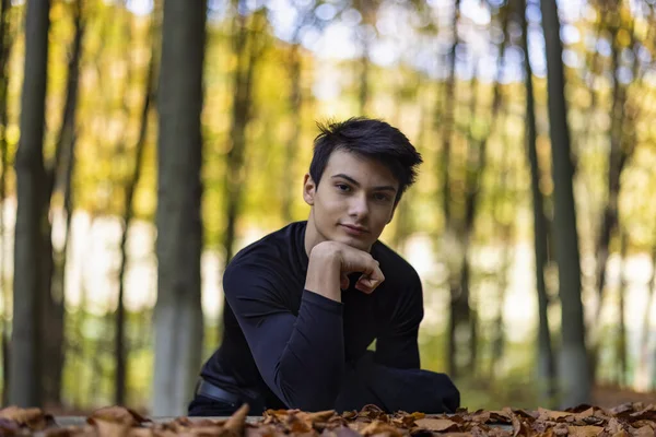 Портрет Красивым Молодым Человеком Осеннем Лесу Концепция Моды — стоковое фото