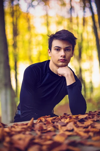 Porträtt Med Stilig Ung Man Höstskogen Modekoncept — Stockfoto