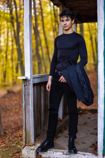 Retrato Com Jovem Bonito Floresta Outono Conceito Moda — Fotografia de Stock