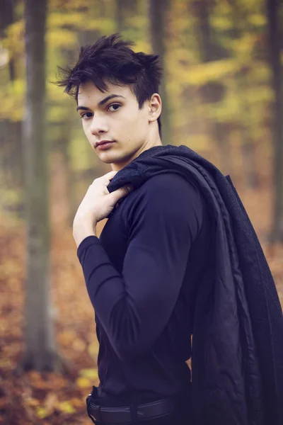 秋の森でハンサムな若い男と肖像画 ファッションコンセプト — ストック写真