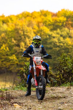 7 Kasım 2020, Romanya 'nın Pitesti kenti yakınlarındaki ormanda yapılan enduro motosiklet eğitiminden görüntüler.
