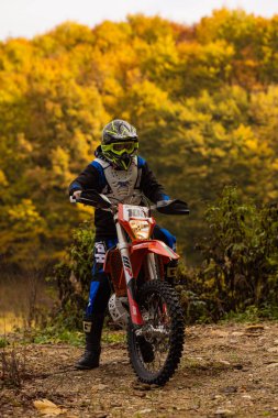 7 Kasım 2020, Romanya 'nın Pitesti kenti yakınlarındaki ormanda yapılan enduro motosiklet eğitiminden görüntüler.