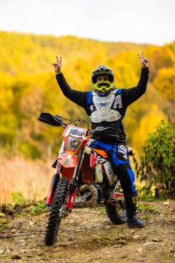 7 Kasım 2020, Romanya 'nın Pitesti kenti yakınlarındaki ormanda yapılan enduro motosiklet eğitiminden görüntüler.