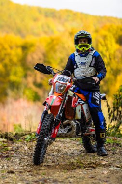 7 Kasım 2020, Romanya 'nın Pitesti kenti yakınlarındaki ormanda yapılan enduro motosiklet eğitiminden görüntüler.