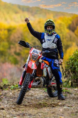 7 Kasım 2020, Romanya 'nın Pitesti kenti yakınlarındaki ormanda yapılan enduro motosiklet eğitiminden görüntüler.