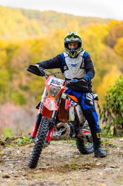 7 Kasım 2020, Romanya 'nın Pitesti kenti yakınlarındaki ormanda yapılan enduro motosiklet eğitiminden görüntüler.