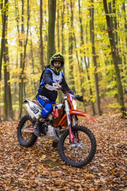 7 Kasım 2020, Romanya 'nın Pitesti kenti yakınlarındaki ormanda yapılan enduro motosiklet eğitiminden görüntüler.